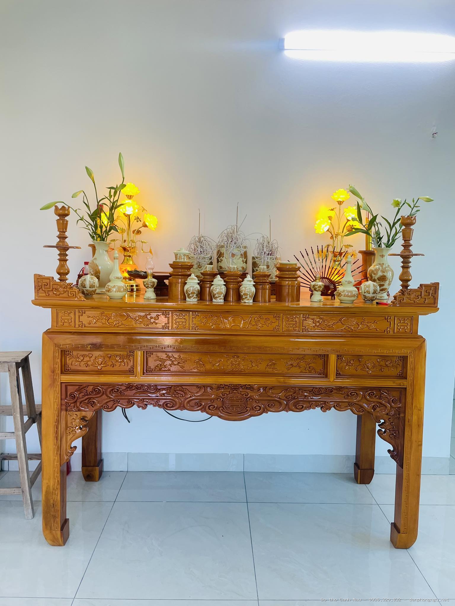 Bàn thờ đứng gỗ hương đá màu óc chó mẫu sen tứ quý - Bàn Thờ Chung Cư